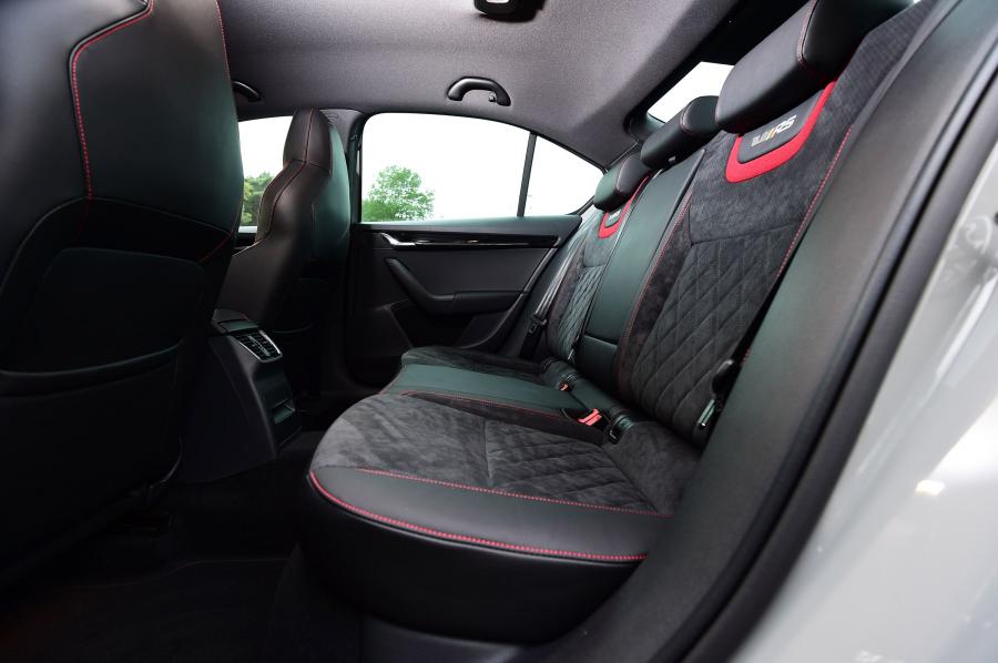 Интерьер Skoda Octavia vRS 245 (5E) 2017 года  (UK) (фото 12 из 12)